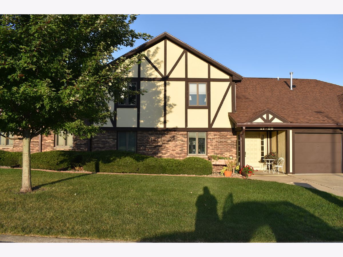 Condos & Townhomes Sold Country Club Place Pontiac Illinois, 17 Crystal