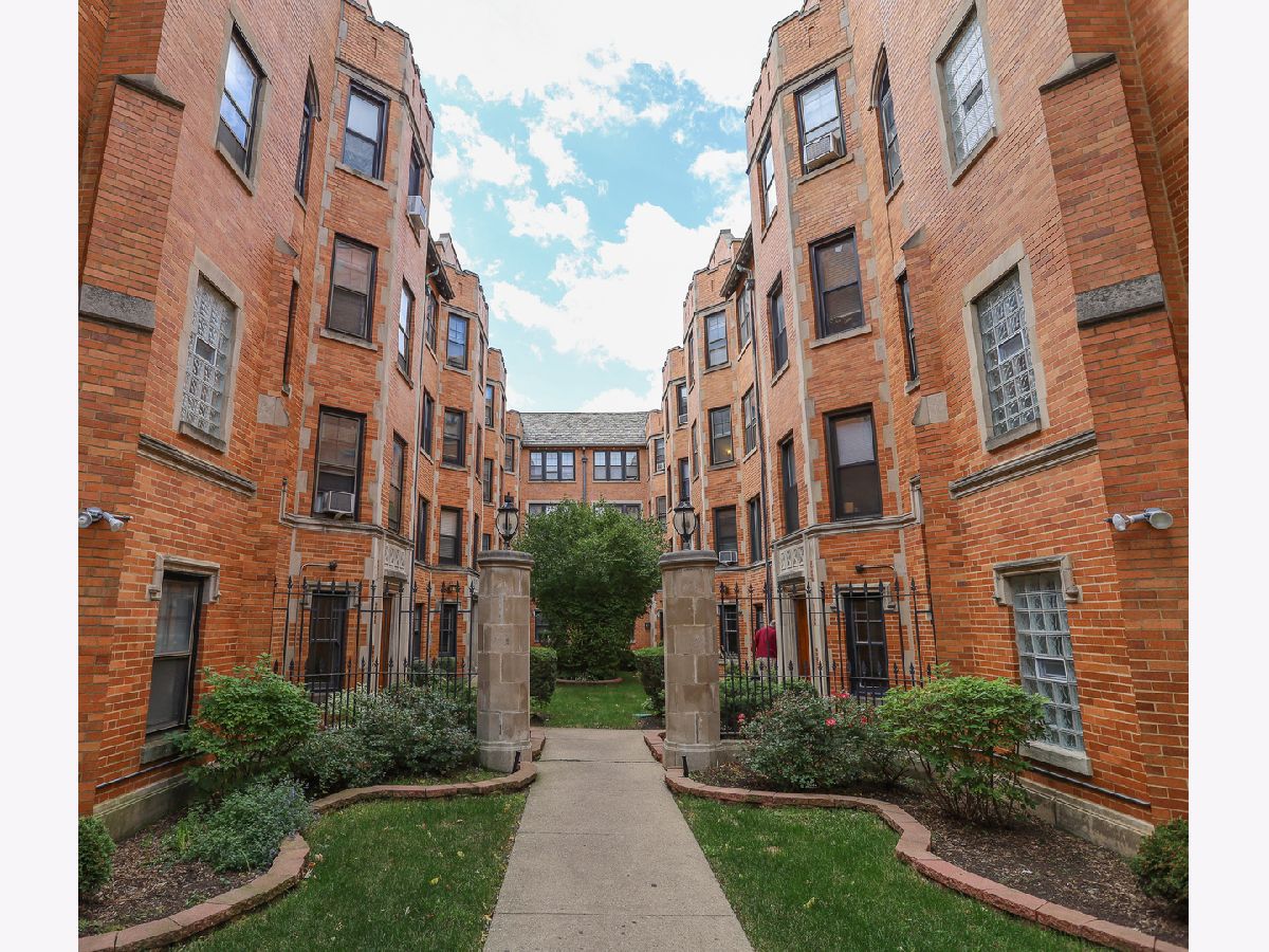 Condos & Townhomes Rented Saxony Court Chicago Illinois, 4512 Paulina