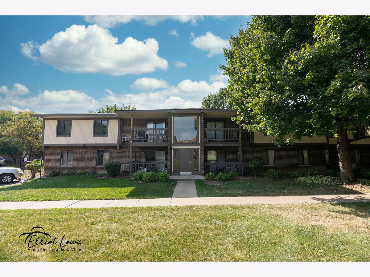 Condominiums Rented Somerset Crystal Lake Illinois, 586 Somerset