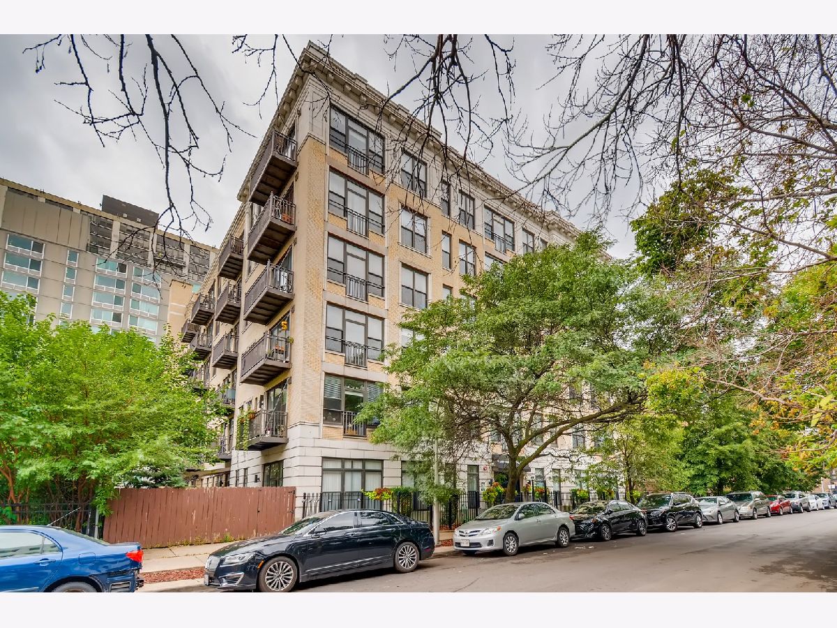 Condominiums Rented Eastwood By The Lake Chicago Illinois, 811 Eastwood
