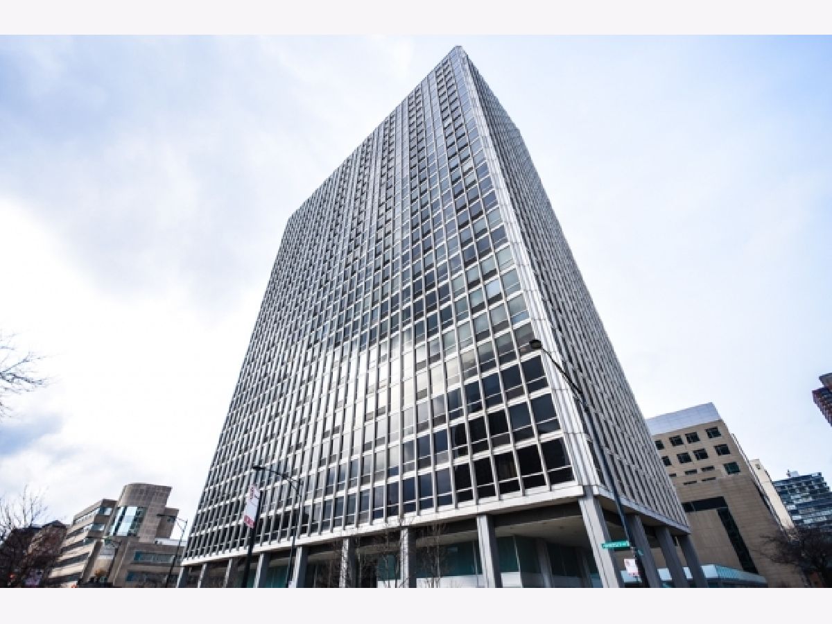 Condominiums Rented Commonwealth Plaza Chicago Illinois, 330 Diversey