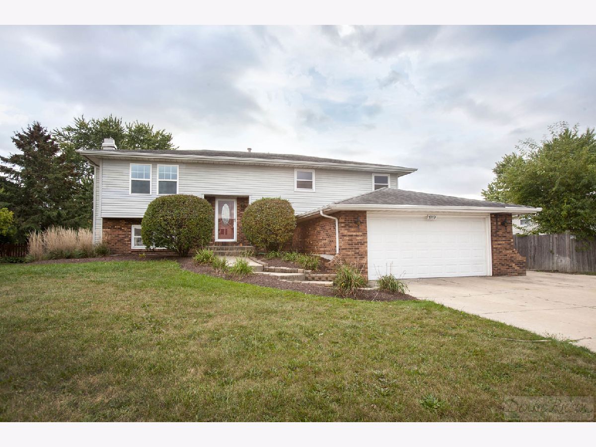 Homes Sold Country West Shorewood Illinois, 1019 Ridge