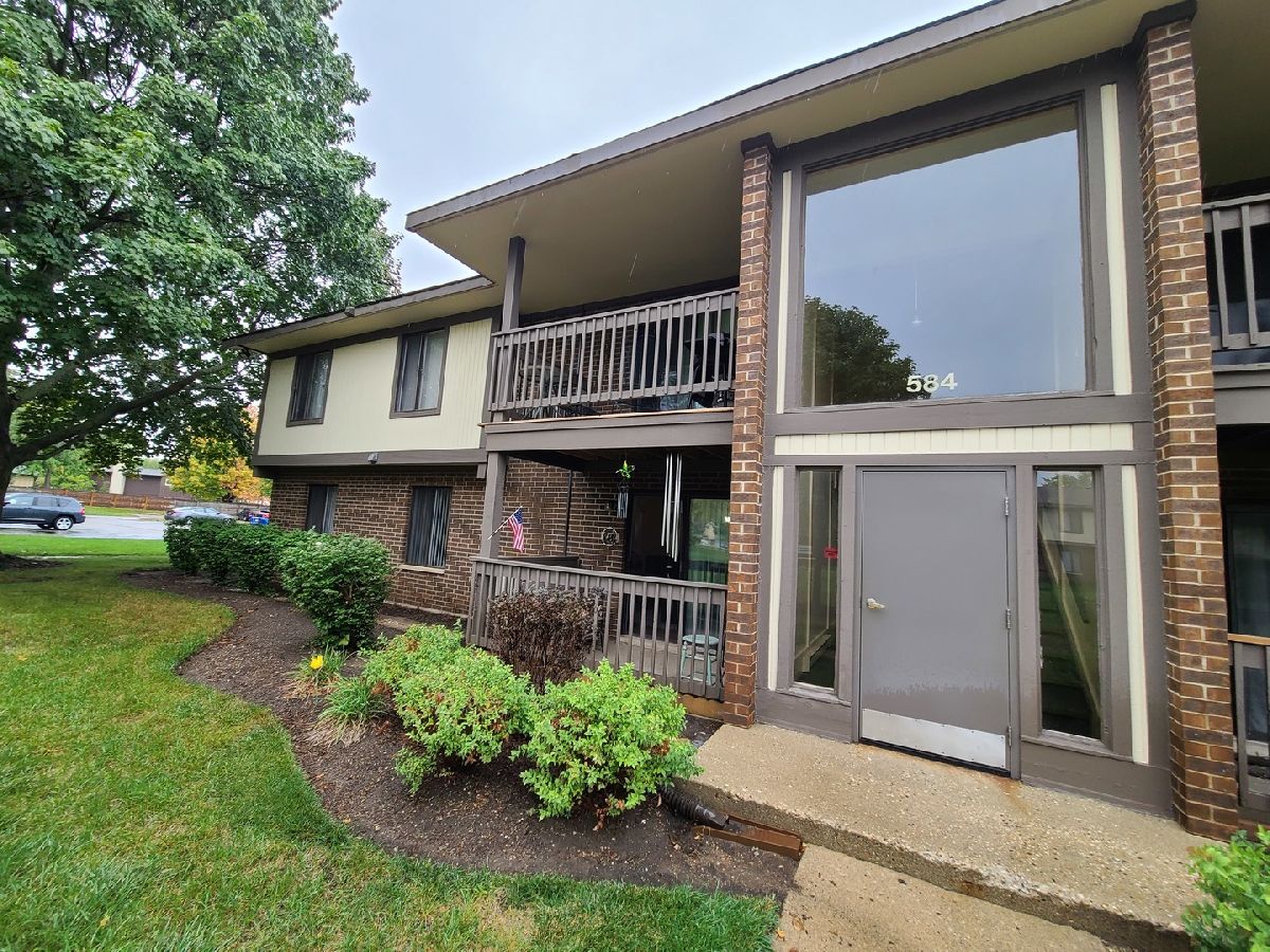 Condominiums Sold Somerset Crystal Lake Illinois, 584 Somerset