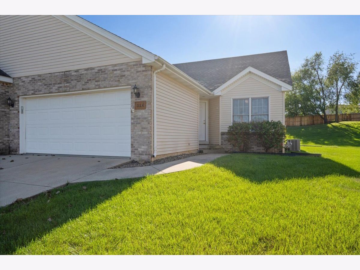 Homes & Condos & Townhomes Sold Laesch Acres Bloomington Illinois, 111 Meadow Ridge