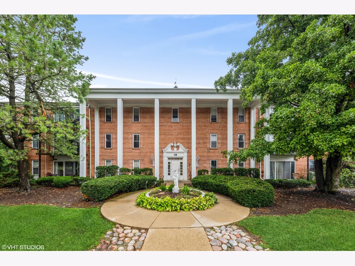 Condominiums Rented Carriage Way Rolling Meadows Illinois, 5101 Carriageway