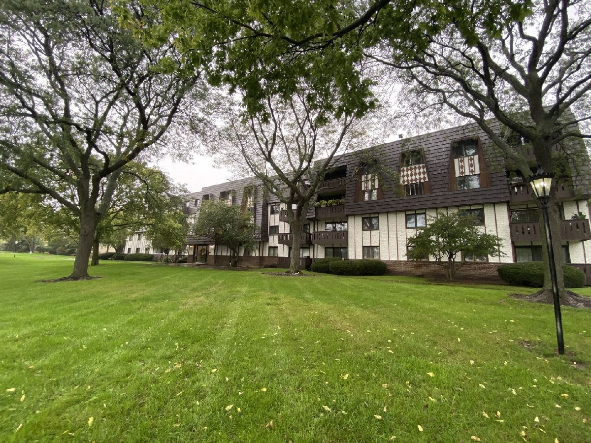 Condominiums Rented Heiden Gardens Lake Bluff Illinois, 13200 Heiden
