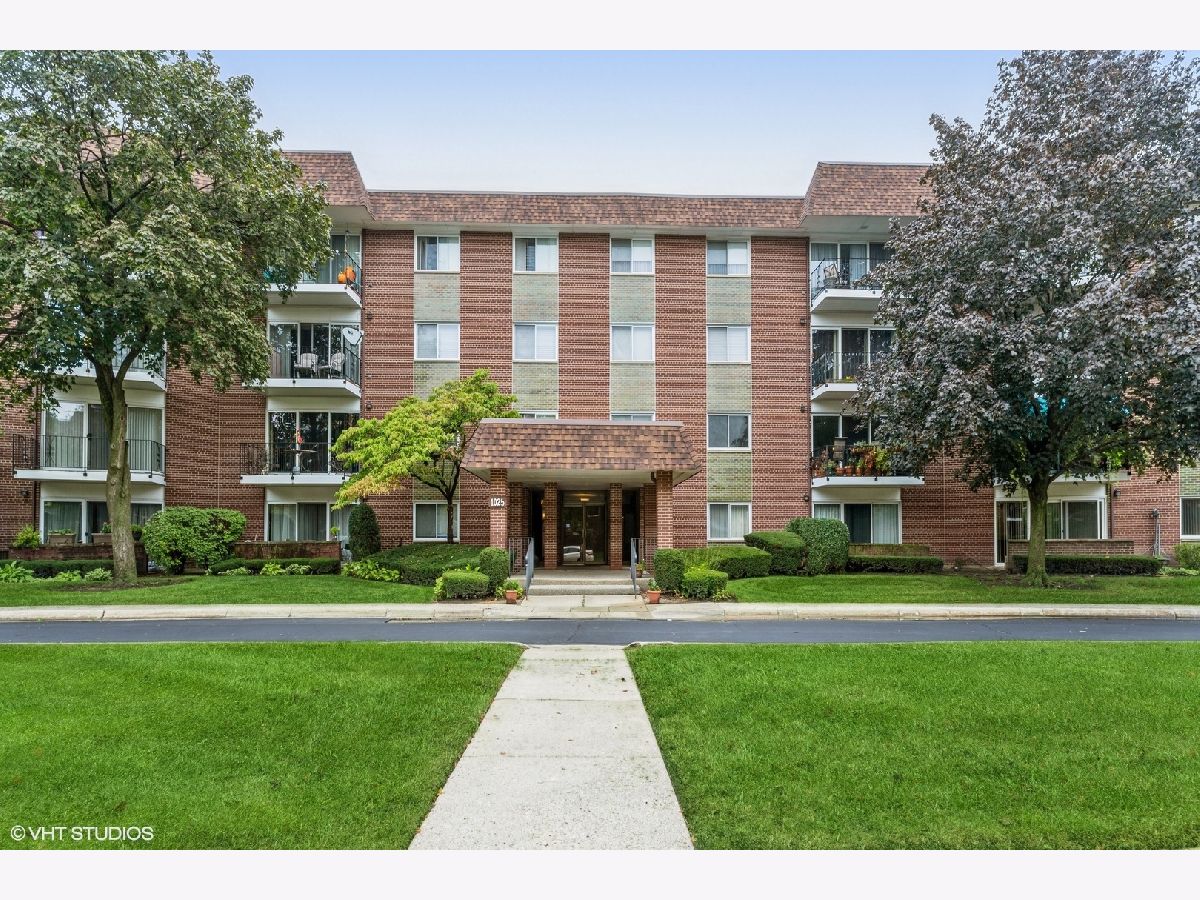 Condominiums & Homes Sold Green Acres Arlington Heights Illinois, 1025 Fernandez