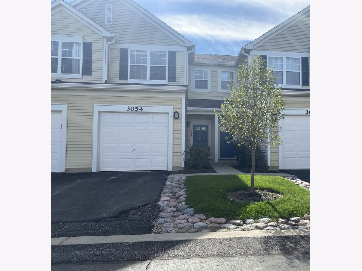 Townhomes & Condos Rented Falling Waters Lindenhurst Illinois, 3054 Falling Waters