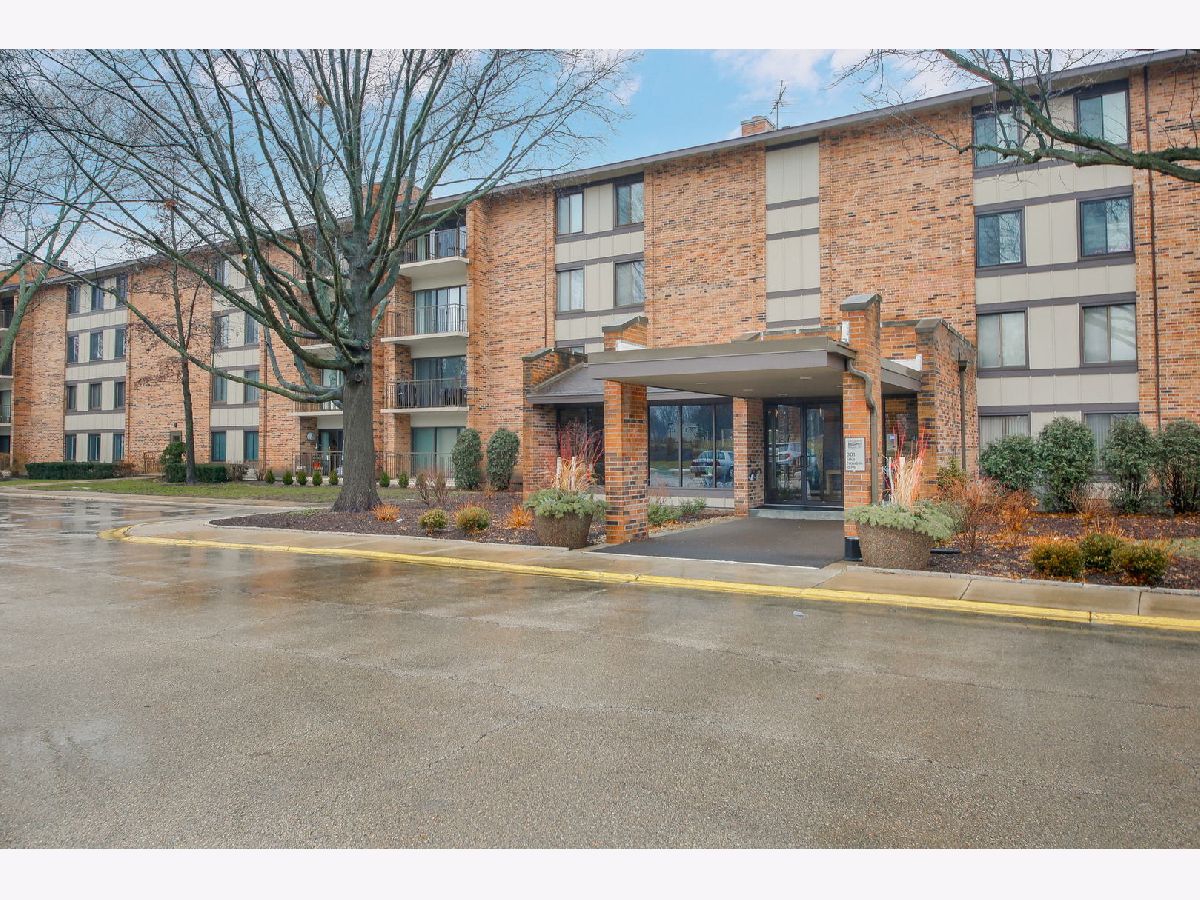 Lake Hinsdale Village Willowbrook IL, Condos & Townhomes For Sale & For