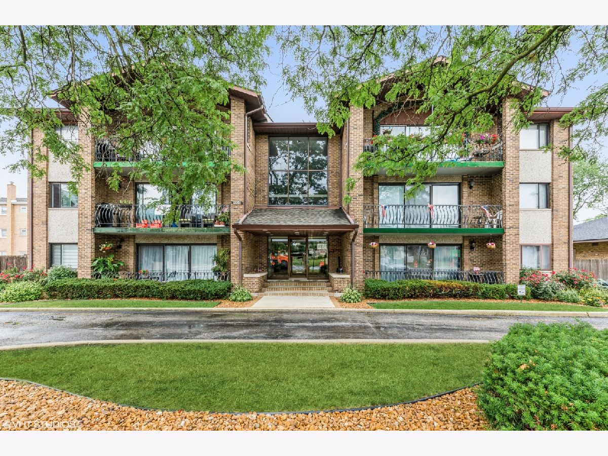 Condominiums Sold Devonshire Hickory Hills Illinois, 9051 Roberts