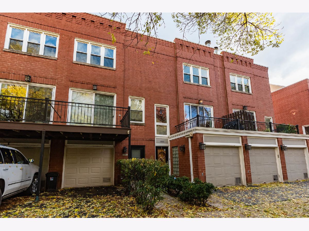 Townhomes & Condos & Homes Rented Landmark Village Chicago Illinois, 1827 Oakdale