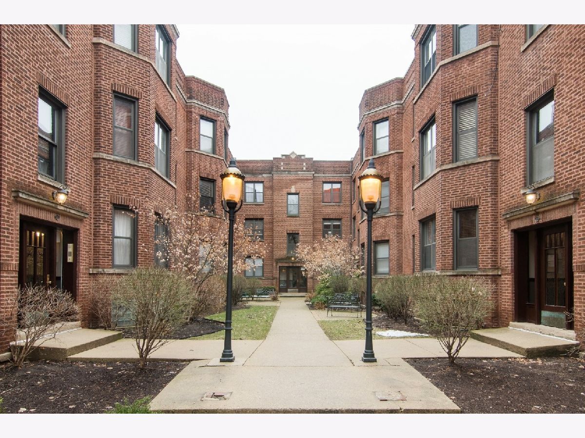Condominiums Rented Cornelia Gardens Chicago Illinois, 903 Cornelia