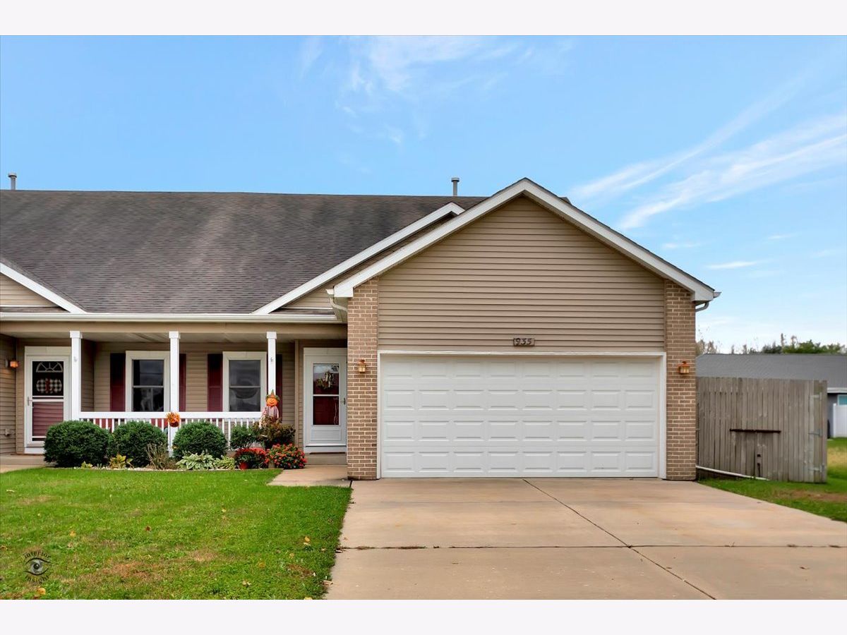 Homes & Condos & Townhomes Sold Hickory Trails Braidwood Illinois, 935 Madison