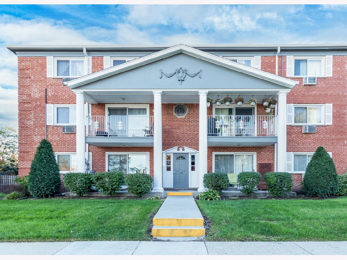 Condos & Townhomes Sold Country Club Condominium Arlington Heights Illinois, 105 Lillian