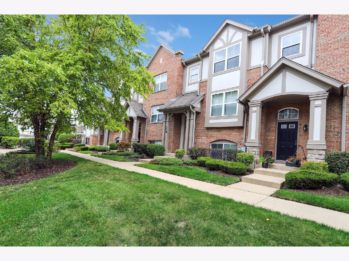 Townhomes & Condos & Homes Rented Concord Village Lake Zurich Illinois, 104 Rosehall