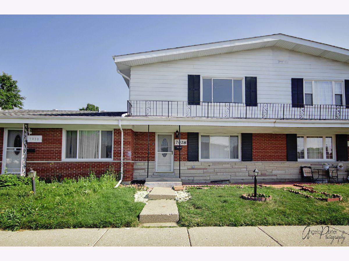 Townhomes & Homes Rented Chesterfield Gardens Niles Illinois, 7028 Crain