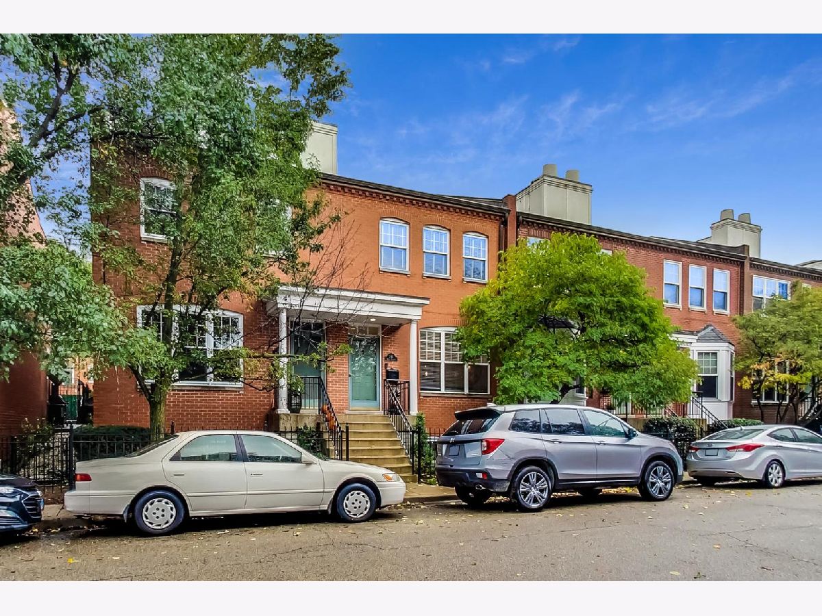 Townhomes & Condos & Homes Sold Old Town Square Chicago Illinois, 241 Goethe