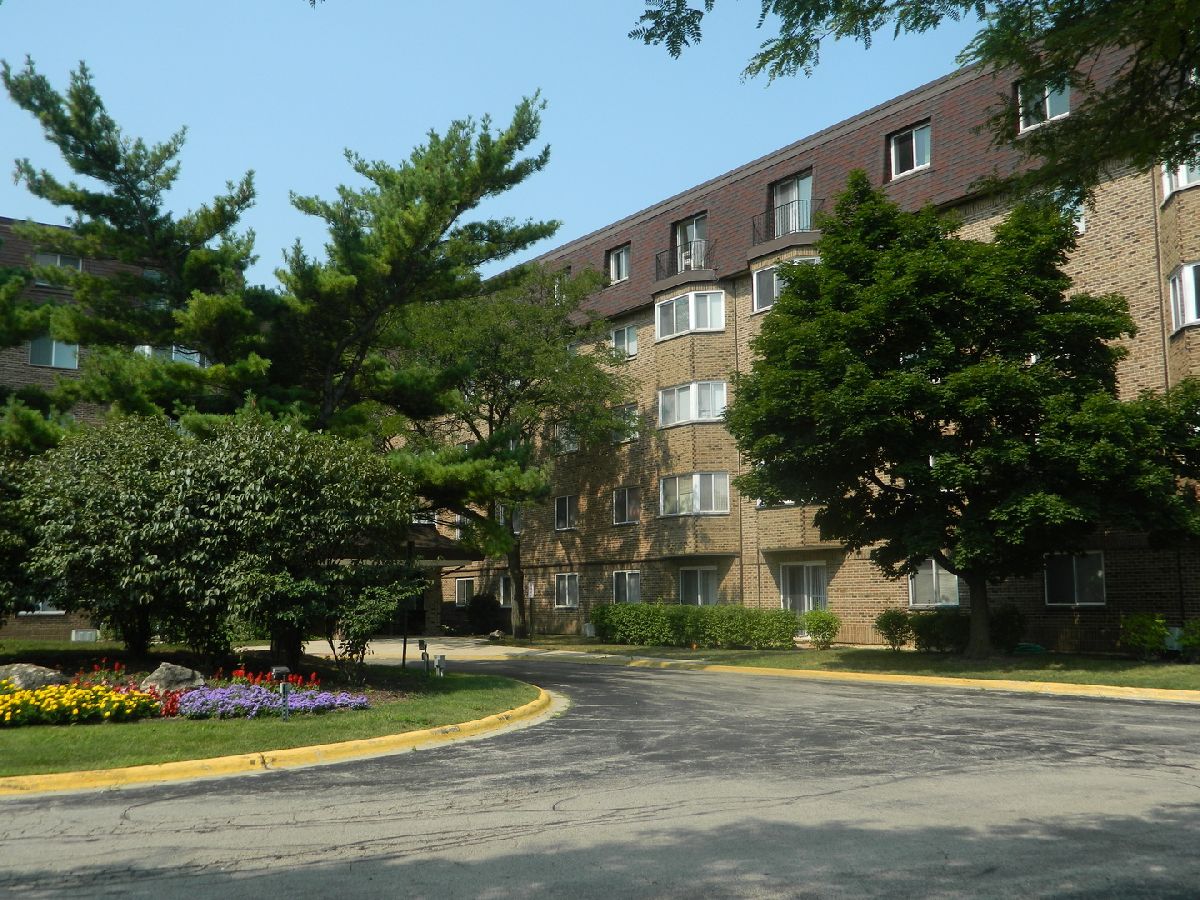 Condominiums Rented Town Square Schaumburg Illinois, 300 Roselle