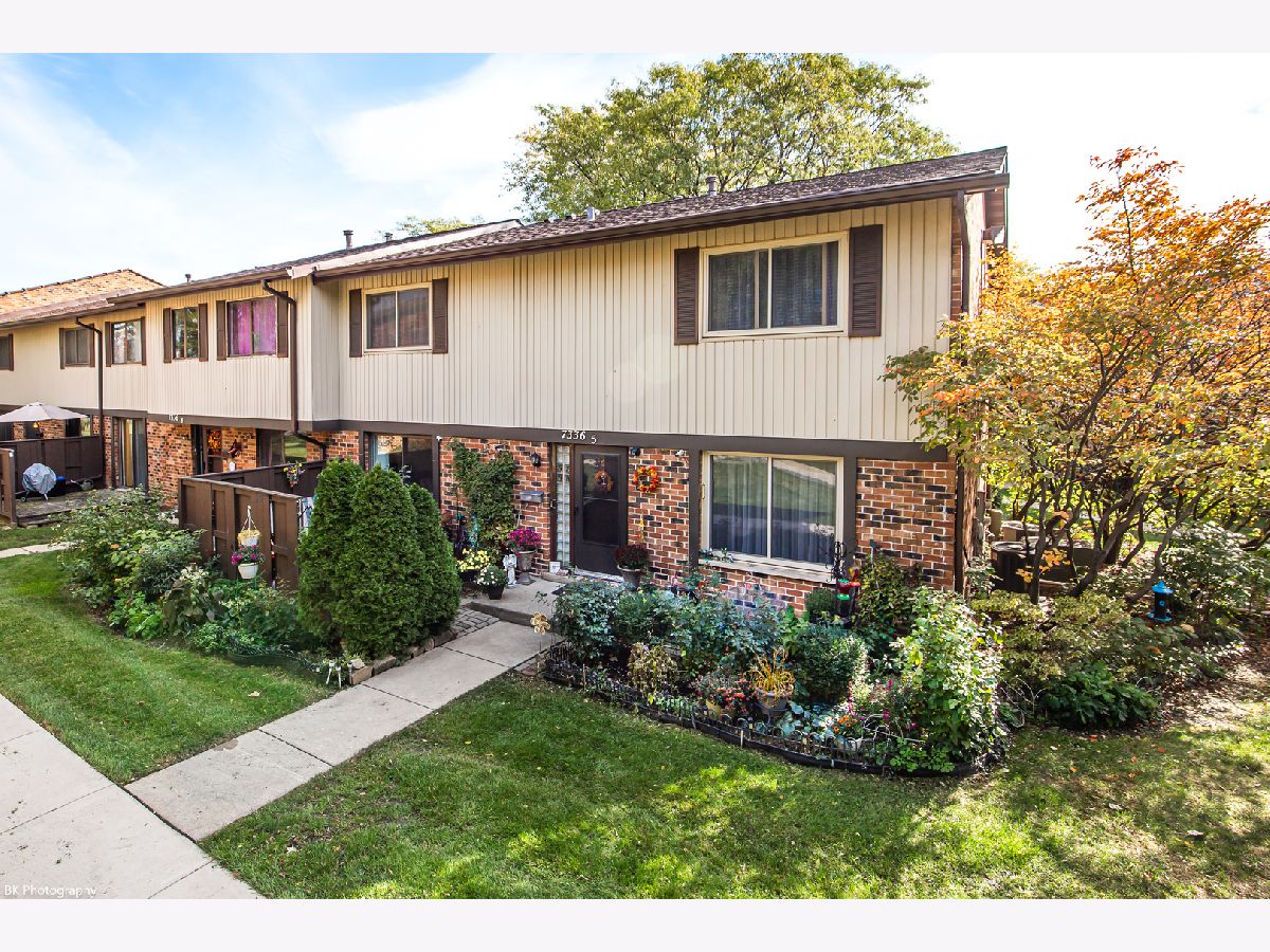 Village Square Downers Grove IL, Townhomes & Condos For Sale & For Rent