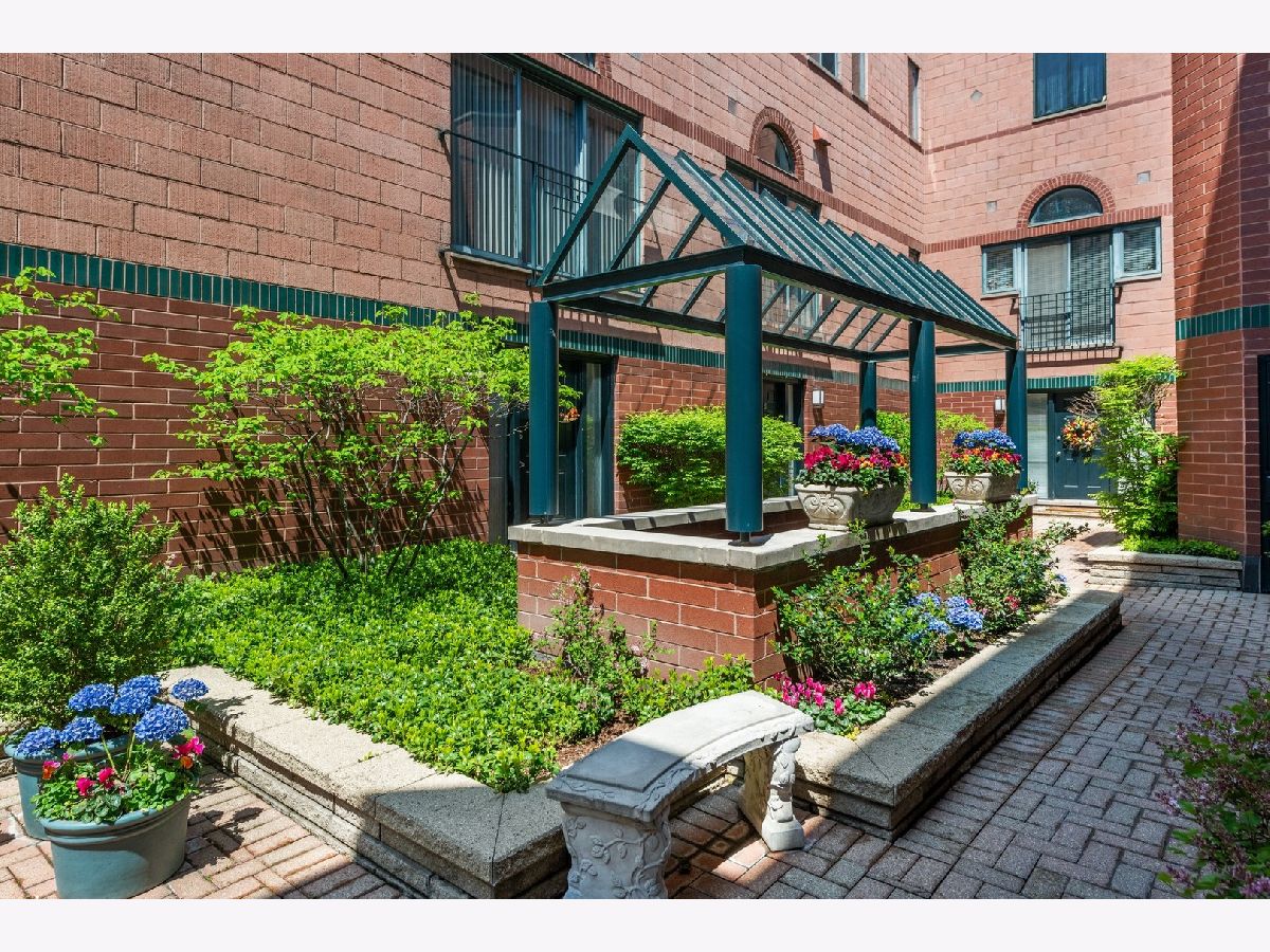 Townhomes Rented Hudson Mews Chicago Illinois, 1616 Hudson
