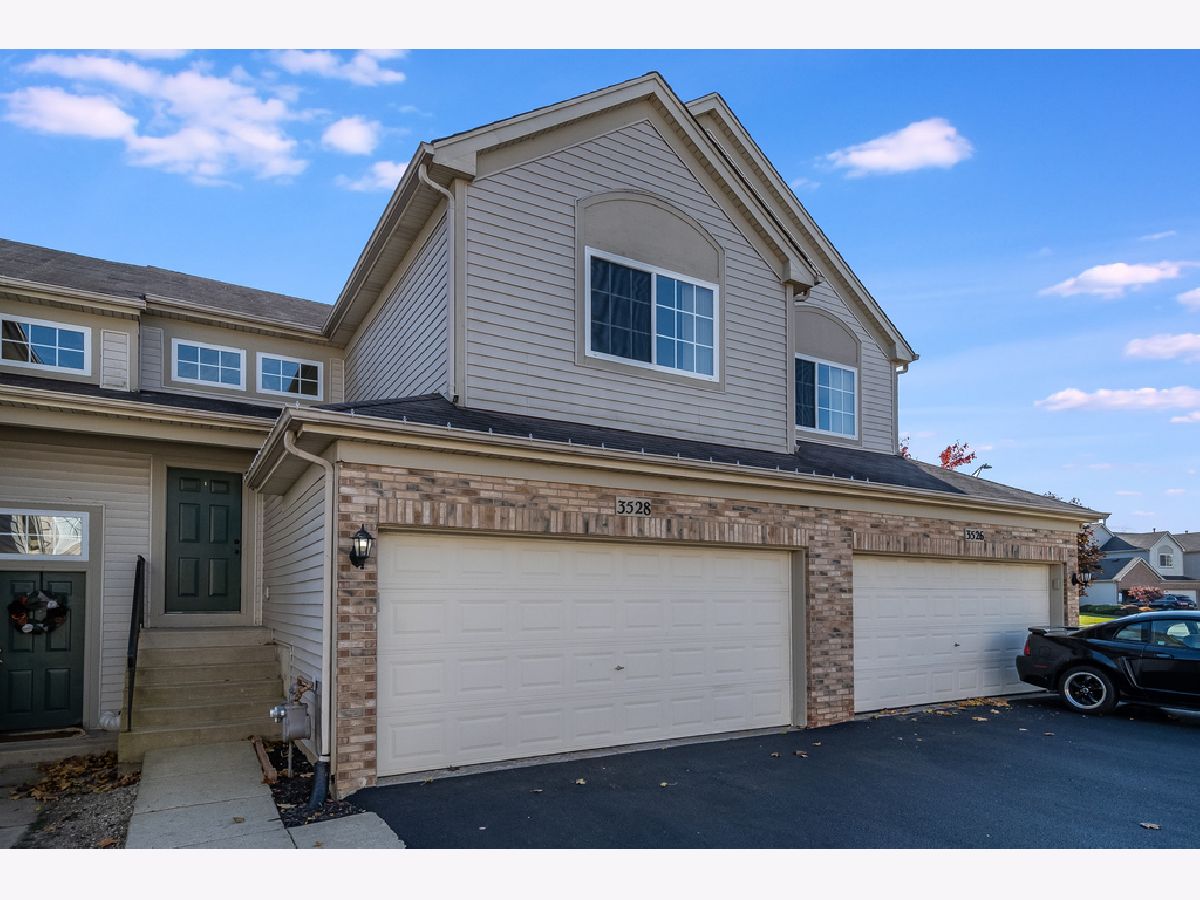 Townhomes Sold Shenandoah Townhomes Carpentersville Illinois, 3528 Blue Ridge