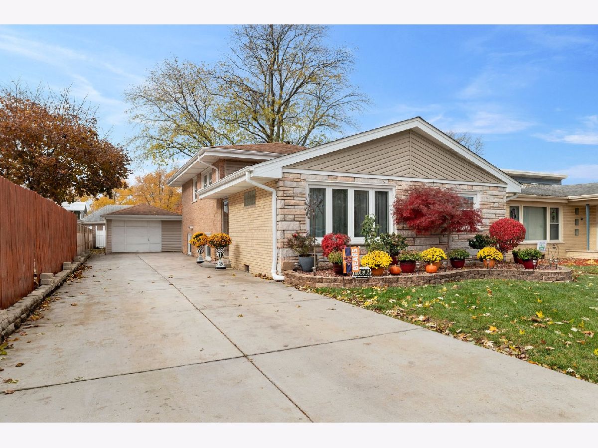 Homes & Condominiums Sold Longwood Acres Oak Lawn Illinois, 10636 Kedvale
