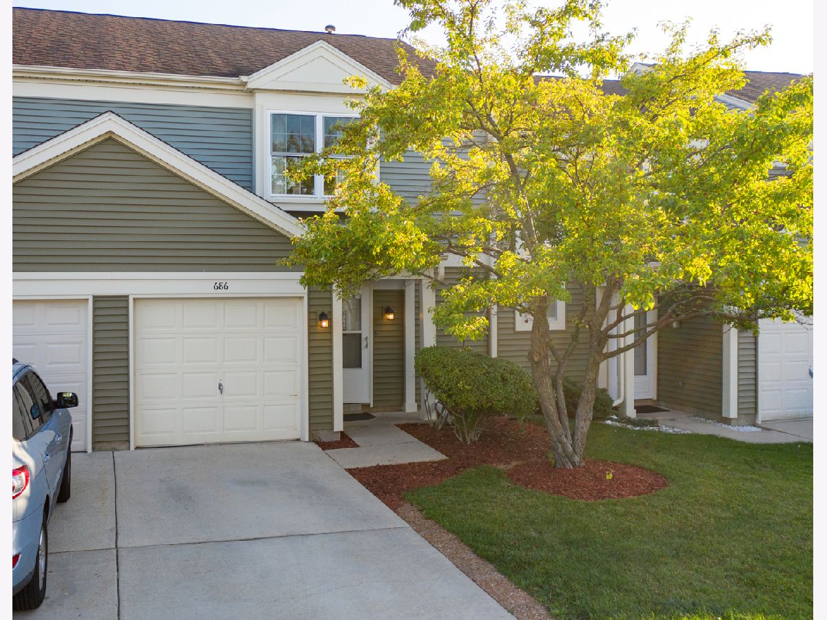 Townhomes Sold Laurel Crossing Hanover Park Illinois, 686 Canterbury