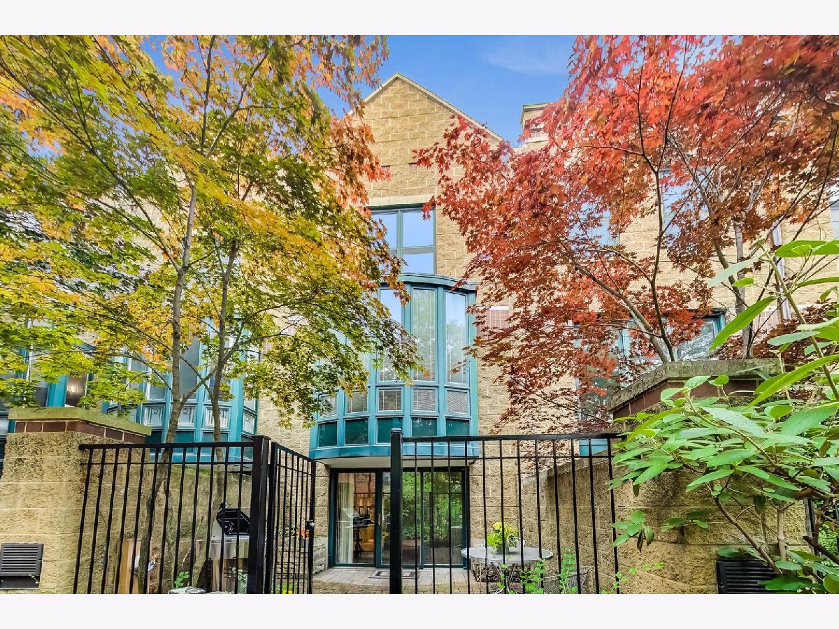 Townhomes Sold Larrabee Commons Chicago Illinois, 1617 Larrabee