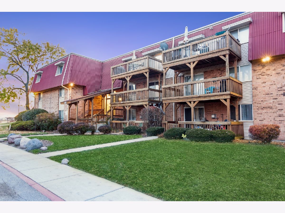 Condominiums Rented Linden Woods Aurora Illinois, 1870 Tall Oaks