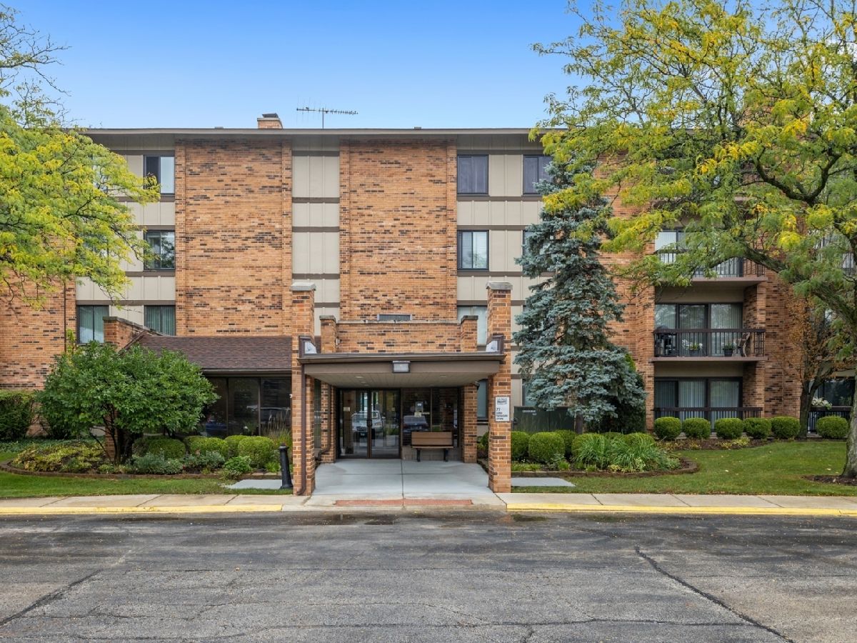 Lake Hinsdale Village Willowbrook IL, Condos & Townhomes For Sale & For