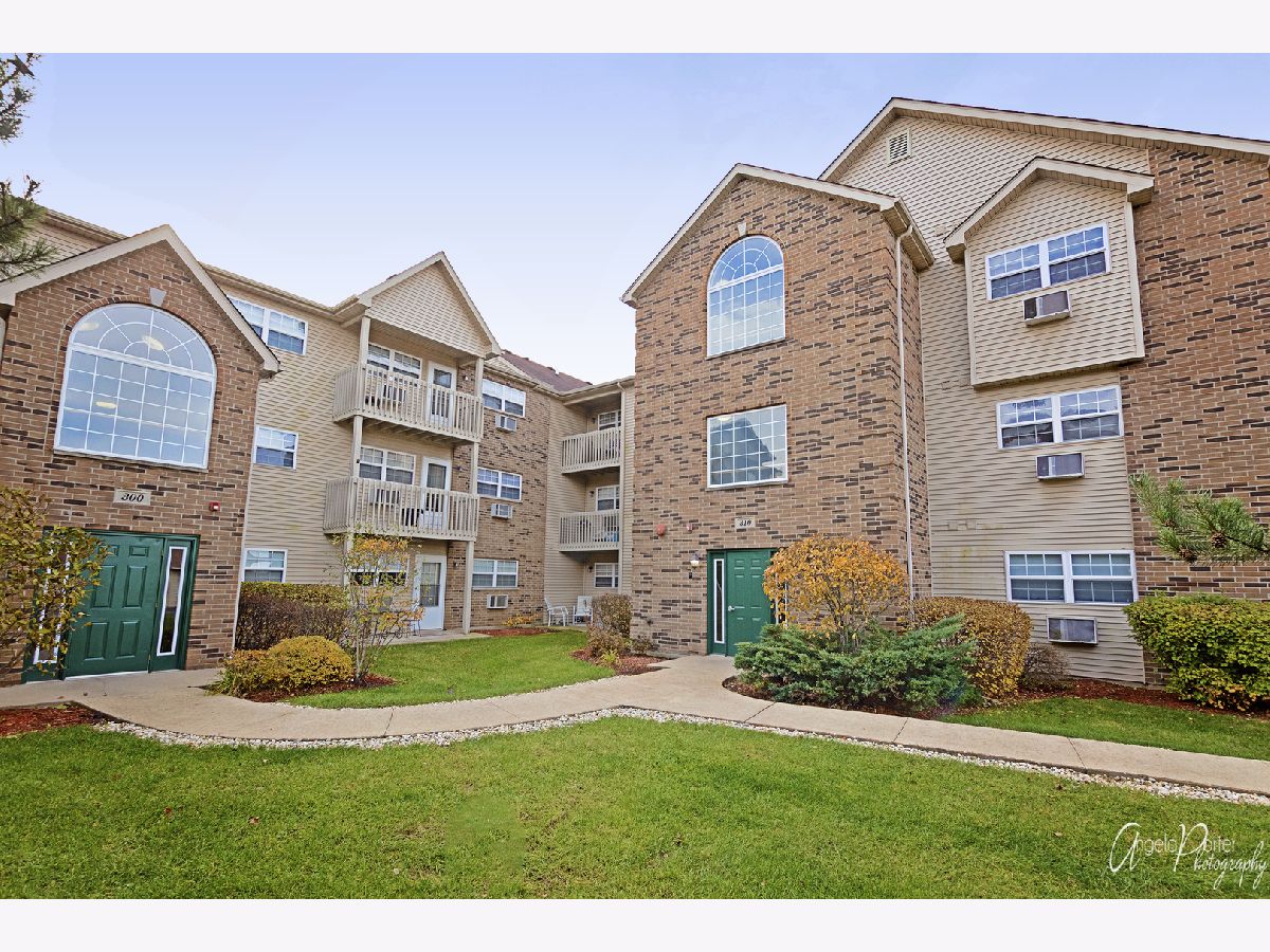 Condominiums Rented Kensington Manor Richmond Illinois, 310 Cunat