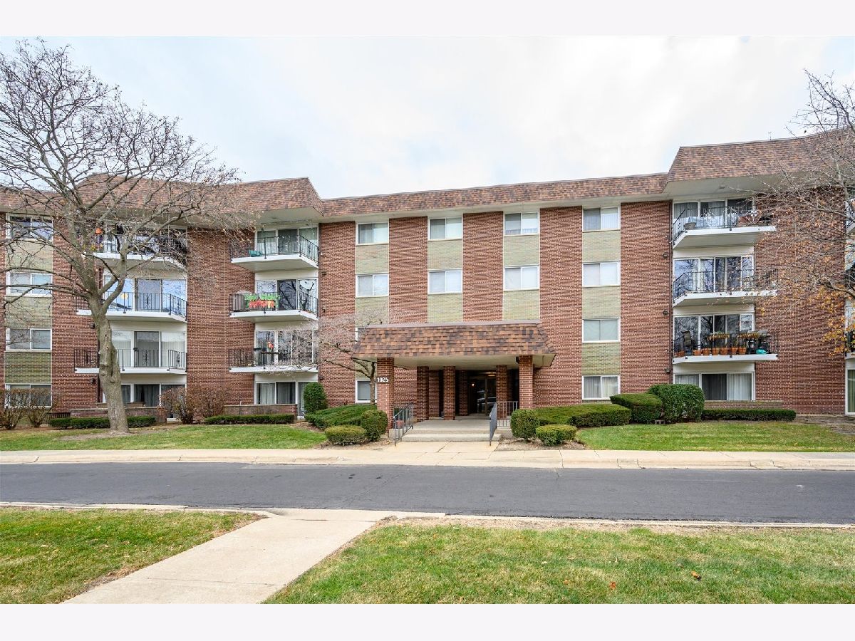Condominiums & Homes Sold Green Acres Arlington Heights Illinois, 1025 Fernandez