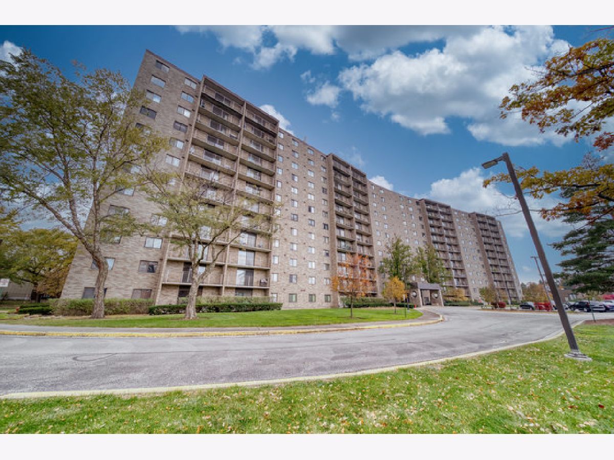 Lake Hinsdale Towers Willowbrook IL, Condominiums For Sale & For Rent