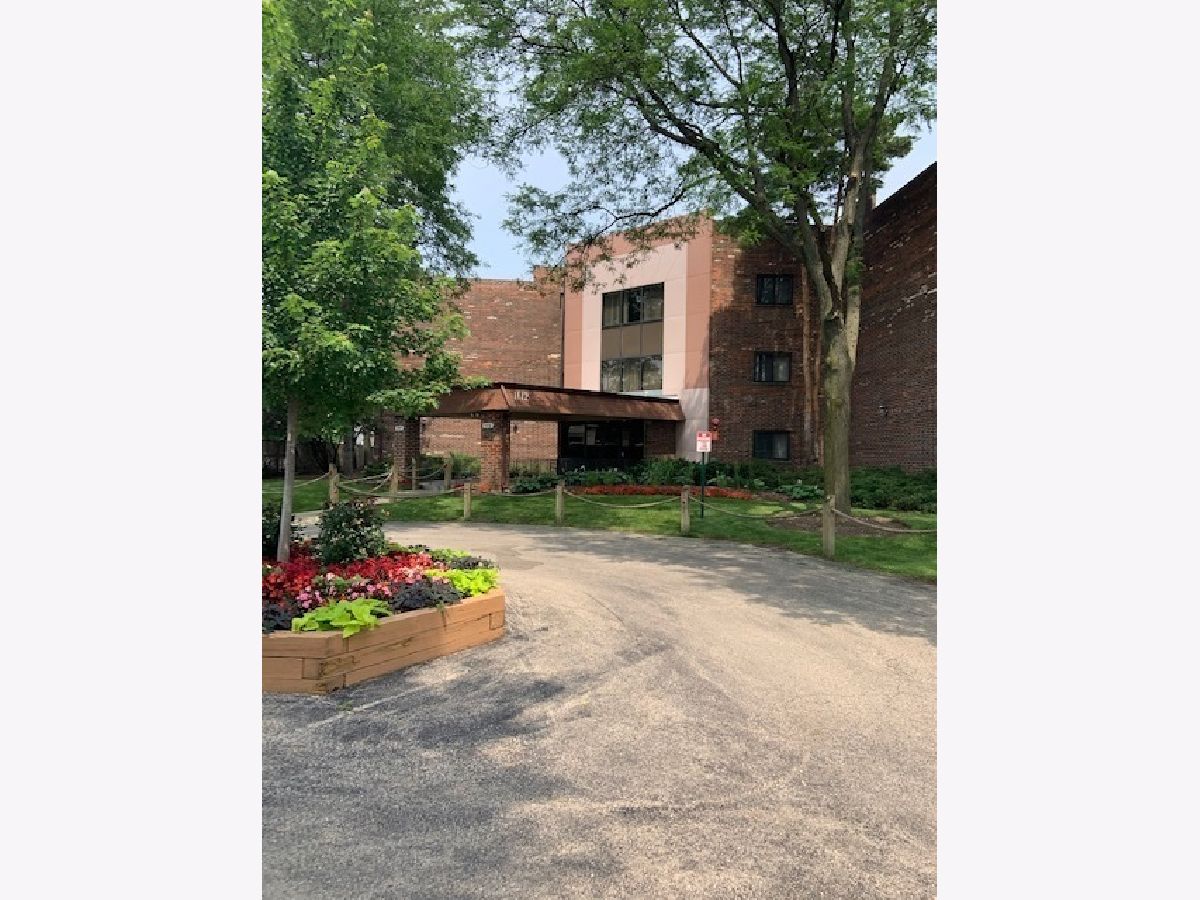 Condominiums Sold Castilian Court Glenview Illinois, 1112 Castilian
