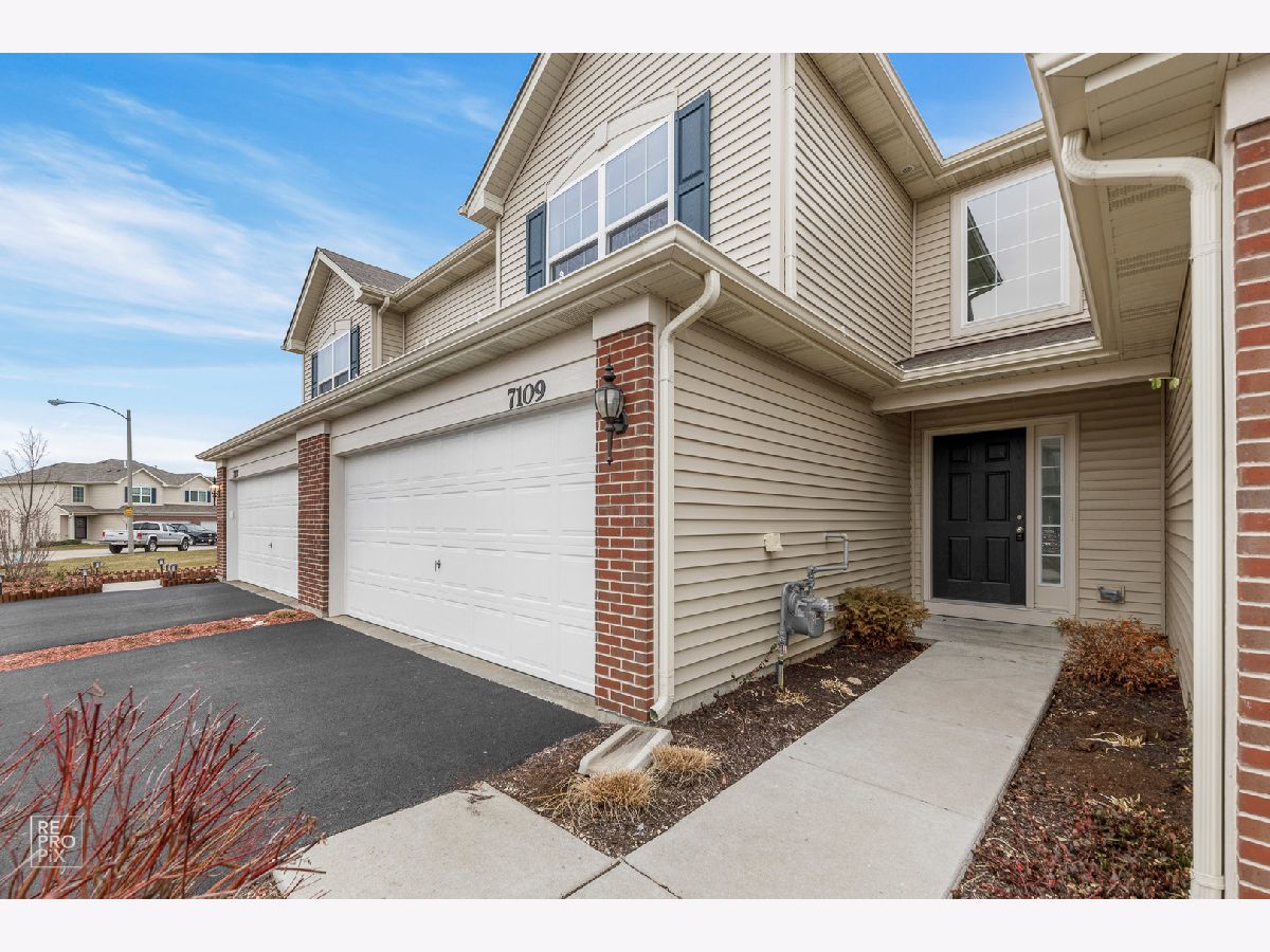 Townhomes Rented Country Club Hills Fox Lake Illinois, 7109 Hidden Green