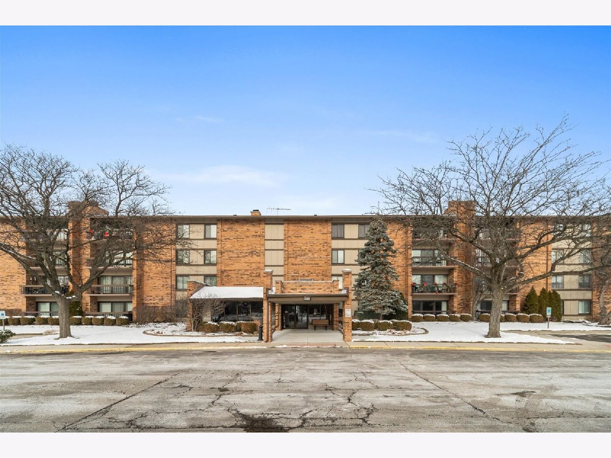 Lake Hinsdale Village Willowbrook IL, Condos & Townhomes For Sale & For