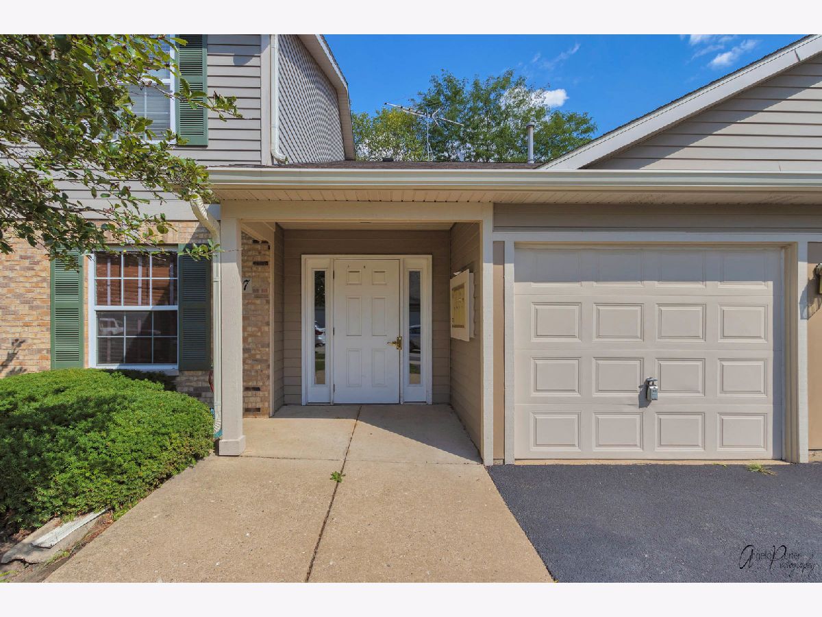 Condos & Townhomes Rented Courts Of Fairfield Village Round Lake Beach Illinois