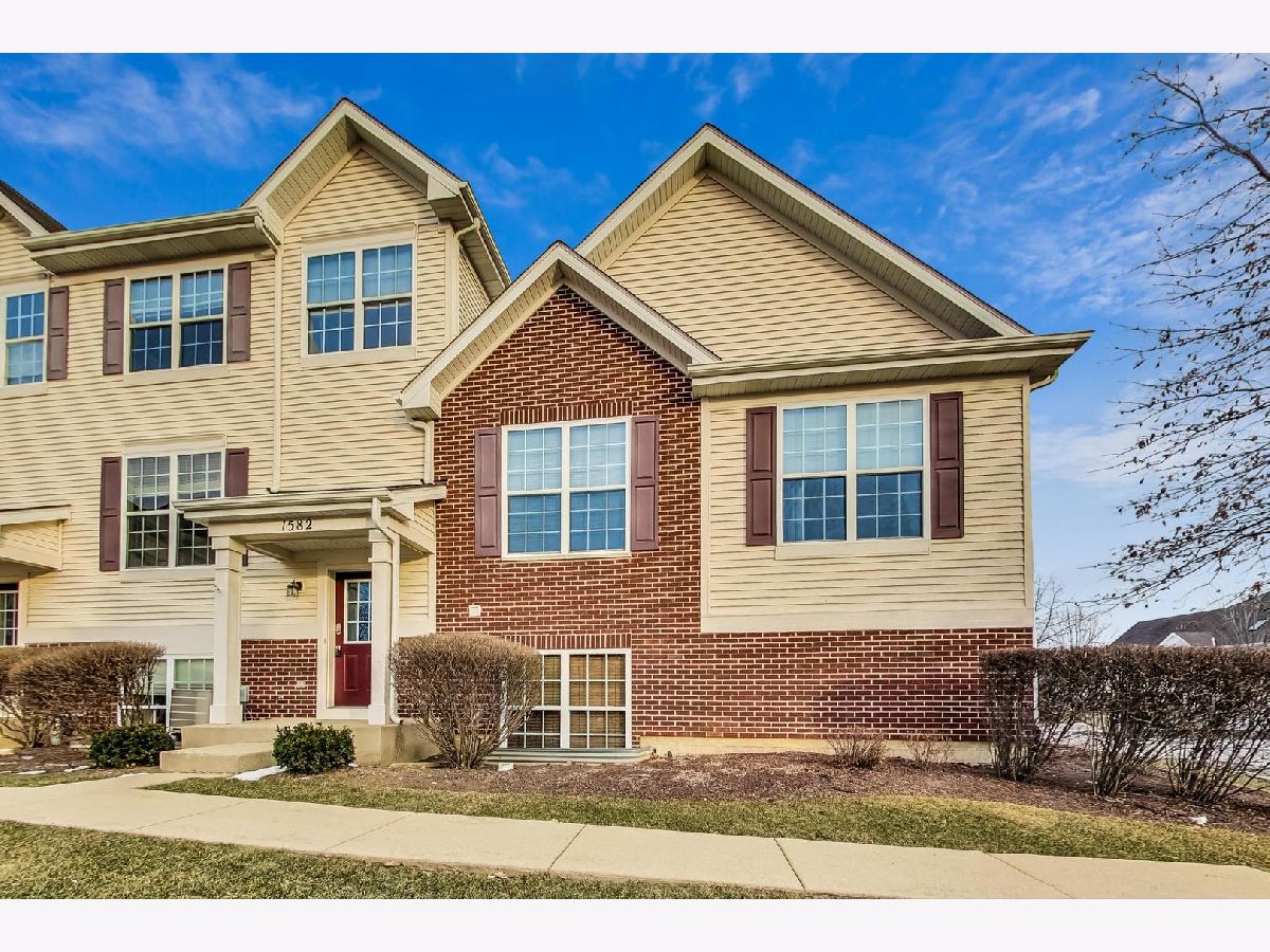 Townhomes & Condos Sold Heron Bay Round Lake Illinois, 1582 Turtle Creek