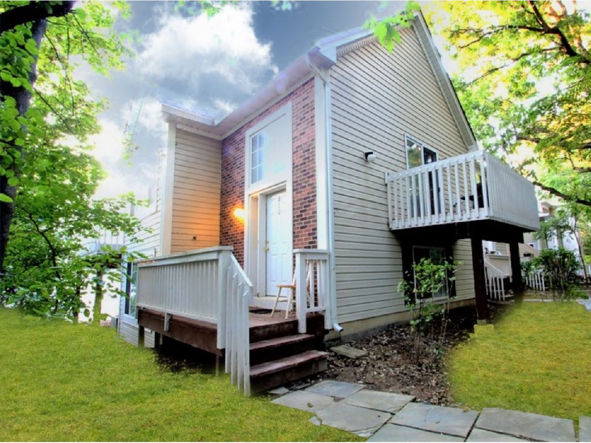Townhomes & Condos Rented Treehouse In The Woods Round Lake Illinois, 310 Whispering Oaks