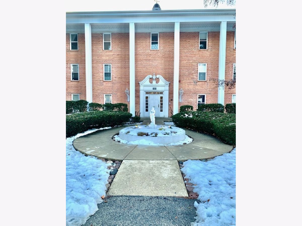 Condominiums Rented Carriage Way Rolling Meadows Illinois, 5101 Carriageway