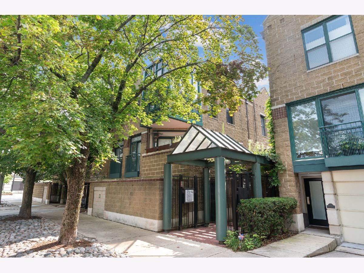 Townhomes Sold Larrabee Commons Chicago Illinois, 1610 Mohawk