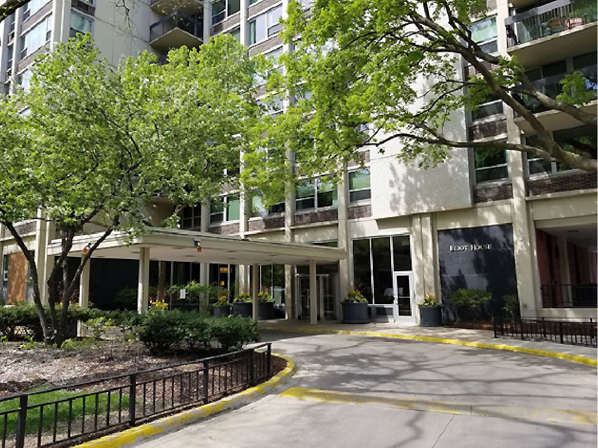 Condominiums Rented Eliot House Chicago Illinois, 1255 Sandburg