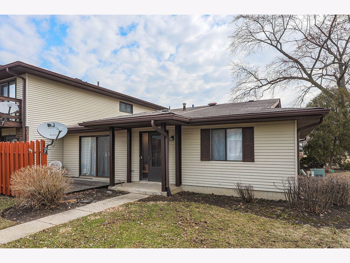 Condominiums Sold Farnswood Aurora Illinois, 1565 Burton