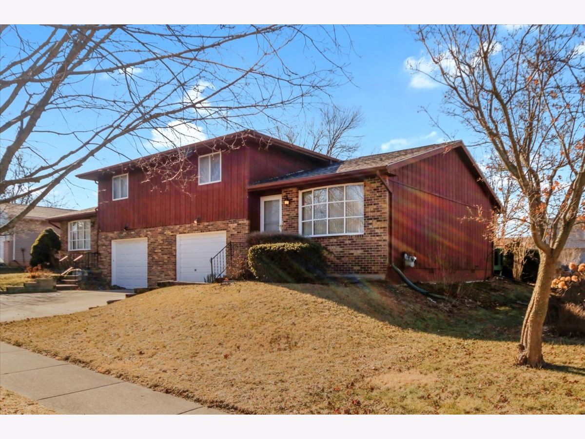 Homes & Condos & Townhomes Sold Laesch Acres Bloomington Illinois, 205 Goldenrod