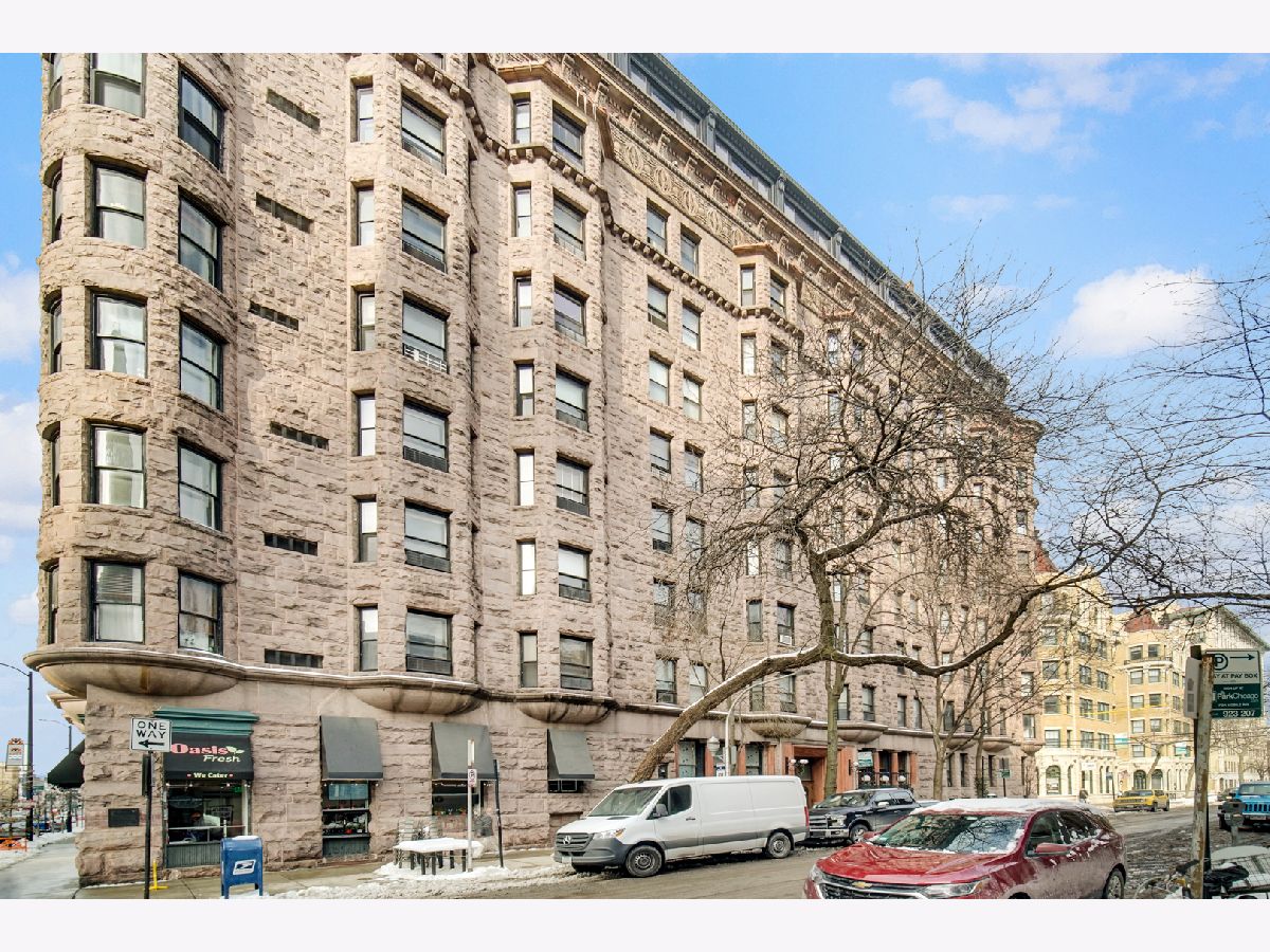 Condominiums Rented The Brewster Chicago Illinois, 2800 Pine Grove