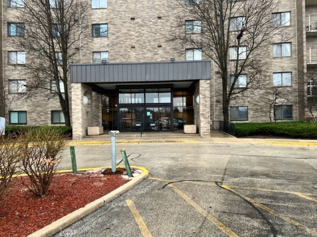 Lake Hinsdale Towers Willowbrook IL, Condominiums For Sale & For Rent