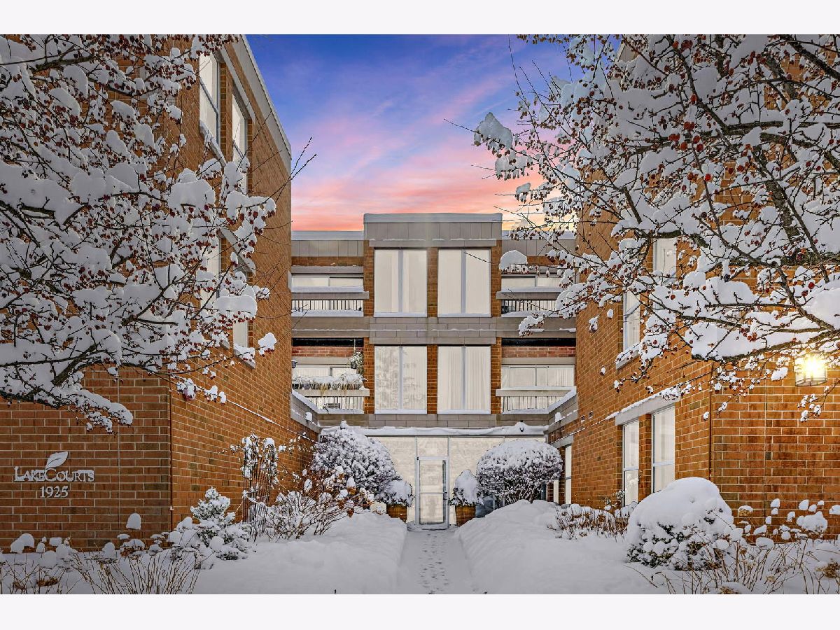 Condominiums Sold Lake Courts Wilmette Illinois, 1925 Lake