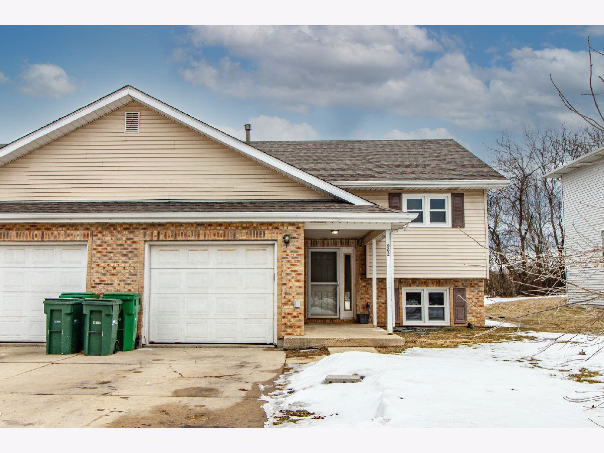 Homes & Condos & Townhomes Rented Crescent Meadows Gurnee Illinois, 962 Crestville