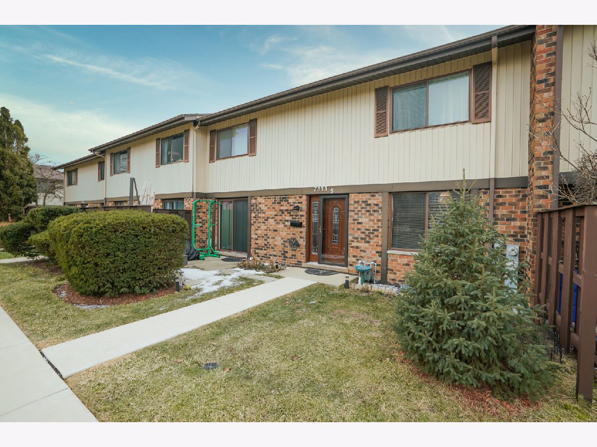 Village Square Downers Grove IL, Townhomes & Condos For Sale & For Rent