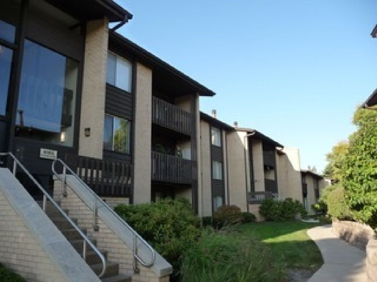 Condominiums Rented Knolls Willowbrook Illinois, 6165 Knollwood